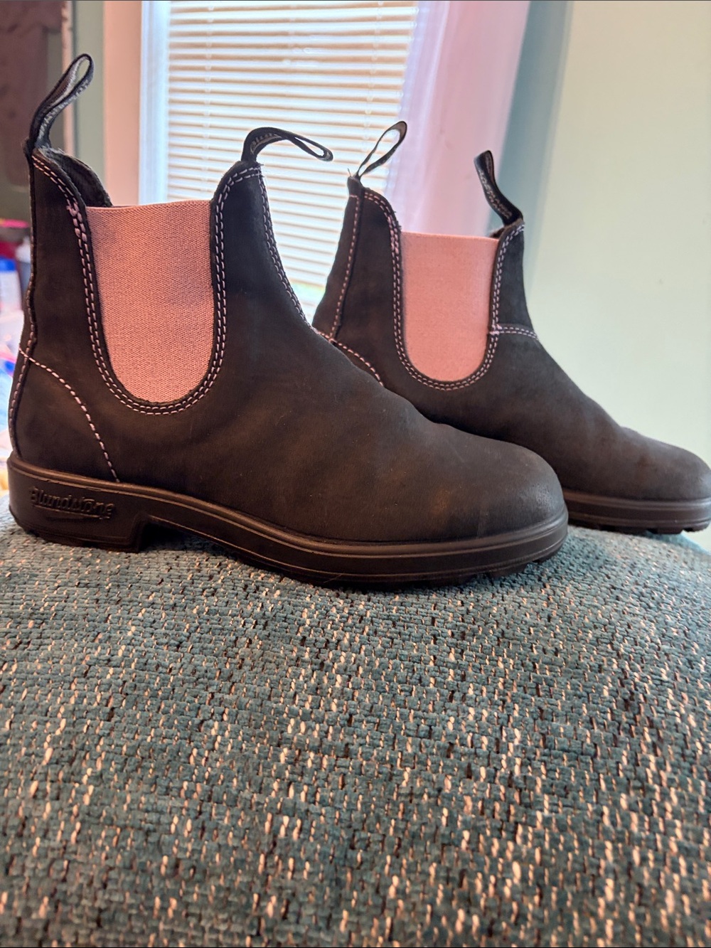 Blundstone woman’s Chelsea Boots in Black with Pink Elastic